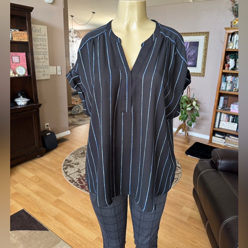Apt 9 black & blue striped short sleeve Vneck blouse-size XL
